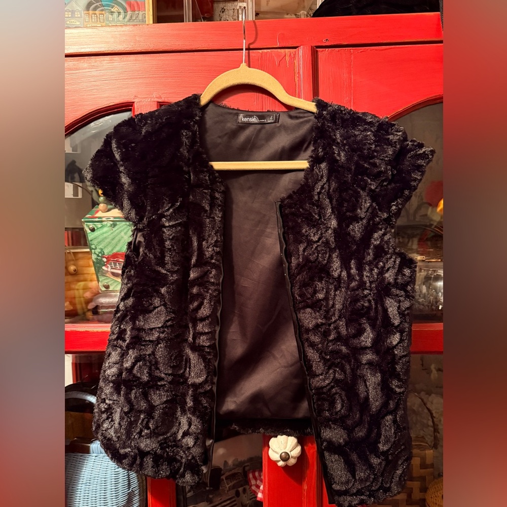 Kensie Black Short-Sleeve Faux Fur Vest